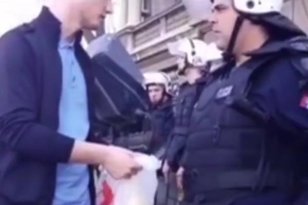 DRAGAN ĐILAS NAREDIO BALŠI BOŽOVIĆU: Idi policajcima podeli banane, oni su majmuni! (VIDEO)