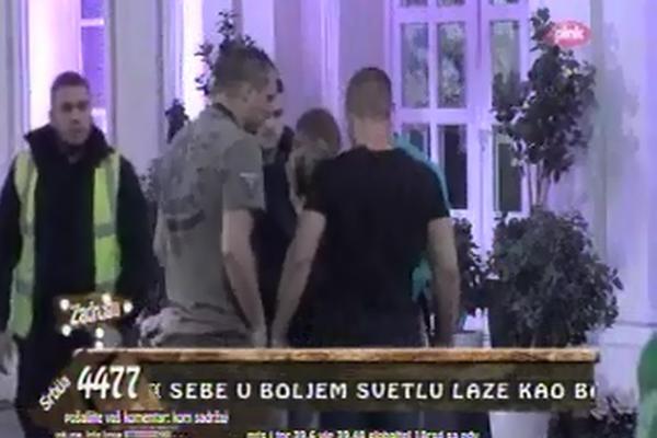 PIJANI PETRUĆI UDARAO BRENDONA! Upalo je obezbeđenje! (VIDEO)