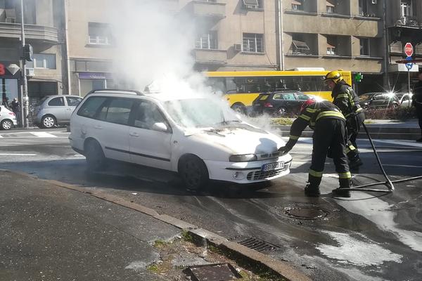 AUTO JE BUKNUO U PLAMENU, CEO ZELENJAK JE U KOLAPSU! Ponovo gori TAKSI vozilo, OVO je uzrok požara! (FOTO) (VIDEO)