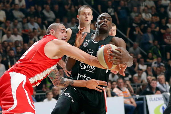 BANDŽA SI POVREĐEN ZA PARTIZAN, ALI IGRA BASKET U FRANCUSKOJ! Da li je krilo crno-belih zaista povređeno?