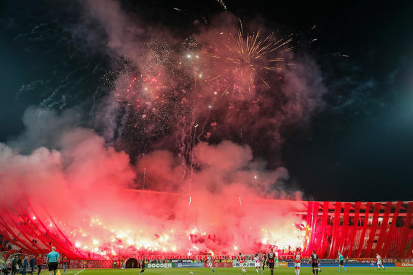 ZVEZDA I PARTIZAN ŽESTOKO KAŽNJENI ZBOG NAVIJAČA: Delije i Grobari napravili novi problem svom voljenom klubu!