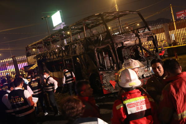 ZAPALIO SE AUTOBUS NA SPRAT, IZGORELO 20 OSOBA! Prevozili su nešto ilegalno! (VIDEO)