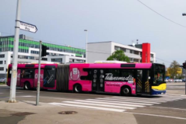 AUTOBUS KOJI PRDI JEZDI BEOGRADSKIM ULICAMA DANIMA! Novi gradski fenomen, niko ne zna o čemu je reč (VIDEO)