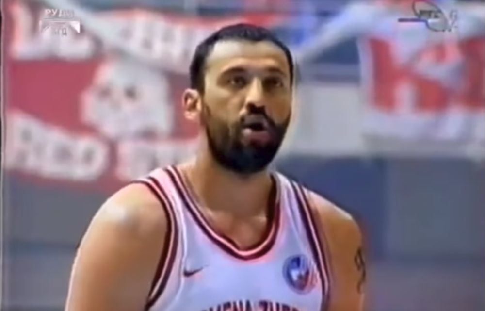 Vlade Divac u dresu Crvene zvezde