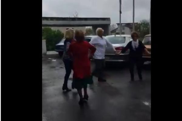 PENZIONERI SE DOHVATILI ZA RUKE I OPLELI KOLCE NASRED ULICE! Ovaj video postao je HIT na INTERNETU (VIDEO)