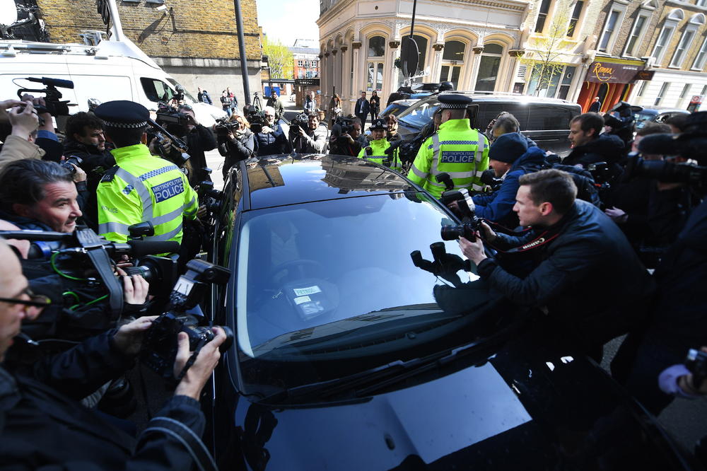 ASANŽ JE PRIVEDEN NA ZAHTEV SAD: Britanska policija potvrdila da je razlog hapšenja izručenje