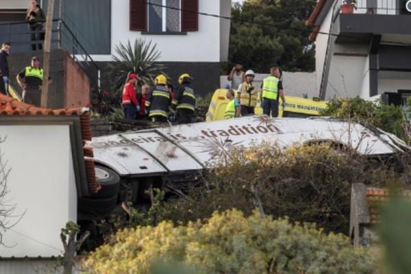 U STRAVIČNOJ NESREĆI POGINULO NAJMANJE 28 LJUDI: Autobus sleteo sa puta u PROVALIJU! (FOTO) (VIDEO)