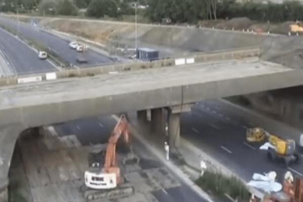 POSTAVILI SU NEKOLIKO MAŠINA ISPOD MOSTA I ZAUSTAVILI SAOBRAĆAJ: Ono što je usledilo ostavlja sve BEZ REČI! (VIDEO)