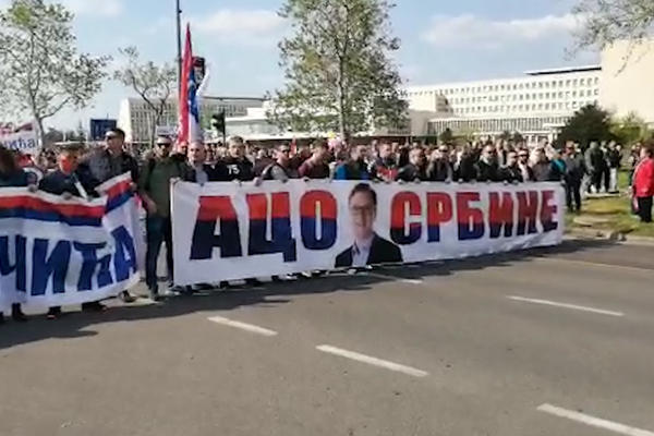 ACO, SRBINE! VOJVODINA JE UZ VUČIĆA! Jake poruke na čelu kolone koja je KRENULA KA SKUPŠTINI (VIDEO)