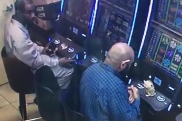 UZEO 800.000 DINARA NA NEVEROVATAN NAČIN: Seo za slot aparat i izašao za par minuta, a da NIJE NI IGRAO! (VIDEO)