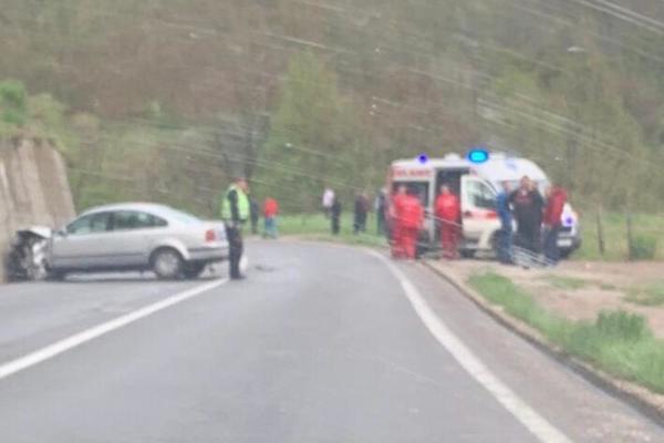 TEŠKA SAOBRAĆAJKA KOD NOVOG PAZARA: Automobil se zakucao u kamion, ima POVREĐENIH