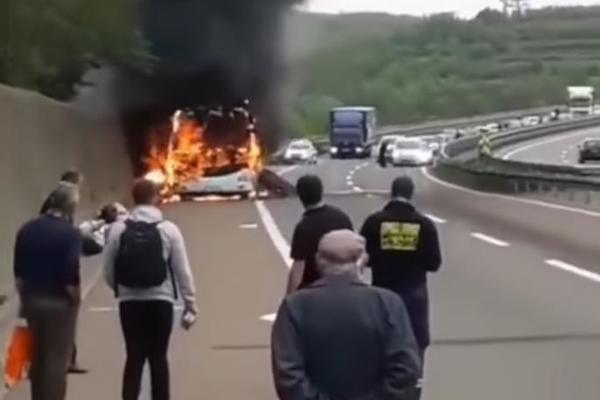 AUTOBUS SKROZ IZGOREO NA AUTOPUTU BEOGRAD-NIŠ! Snimak je DRAMATIČAN, putnici u šoku! (VIDEO)