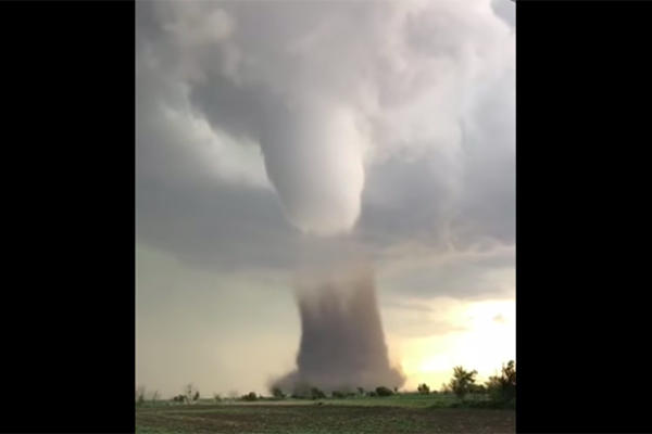 SNAŽAN TORNADO POGODIO RUMUNIJU: Povređeno je 7 ljudi, prevrnut AUTOBUS! (VIDEO)