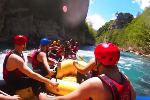 BEOGRAĐANKA ISPALA IZ ČAMCA NA RAFTINGU: Devojka je teško povređena! Lekari se bore za njen život!