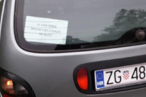 AUTO SA ZAGREBAČKOM REGISTRACIJOM PARKIRAN U BEOGRADU: Svi gledaju šta piše na zadnjem staklu i NE VERUJU (FOTO)