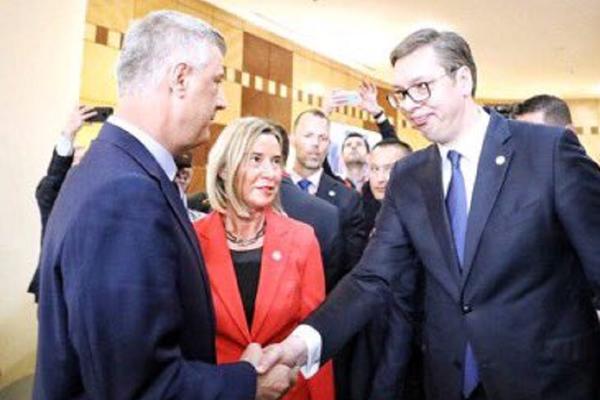 MOGERINIJEVA OBJAVILA SLIKU RUKOVANJA VUČIĆA I TAČIJA! Izraz lica predsednika Srbije GOVORI SVE (FOTO)