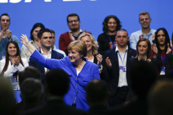 OGROMAN SKANDAL U ZAGREBU: Pred Angelom Merkel puštali TOMPSONA! A onda je i ona ZAPEVALA OVU PESMU!