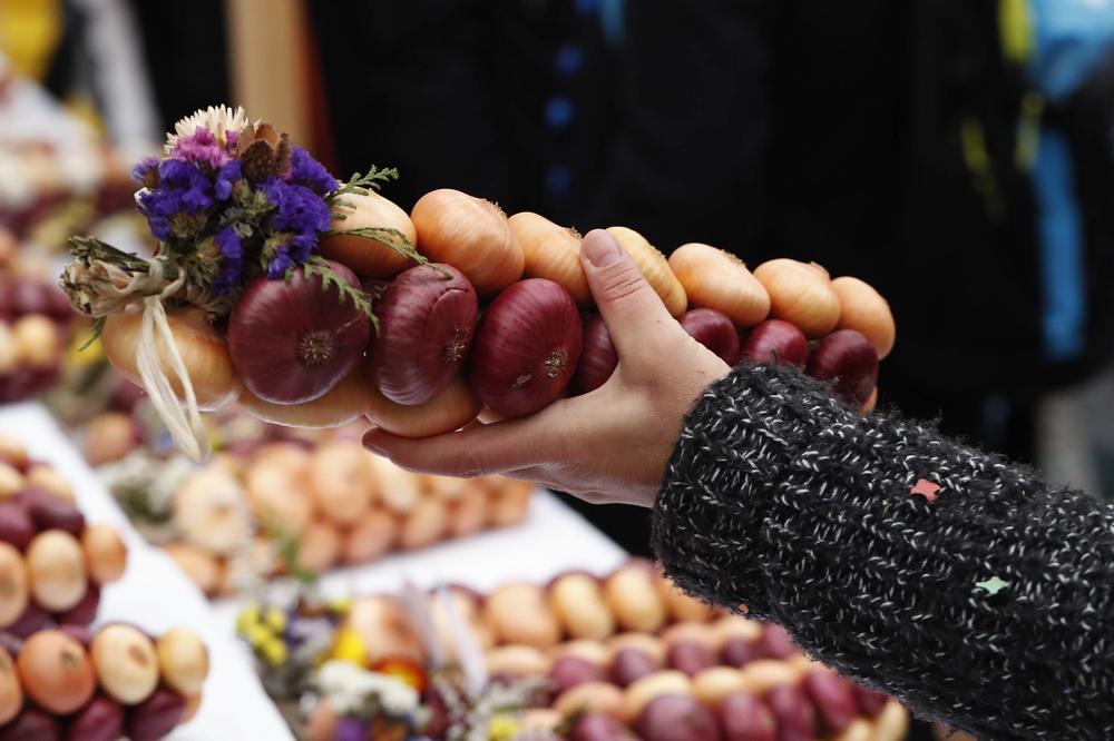 BACATE KORU OD LUKA, A NE ZNATE KOLIKO JE ZDRAVA! Pomaže u lečenju OVIH BOLESTI