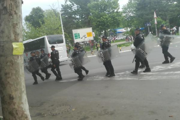 TOTALNI HAOS NA AUTOKOMANDI, SVE VRVI OD POLICIJE: Sa jedne strane ulice Delije, a sa druge Grobari!