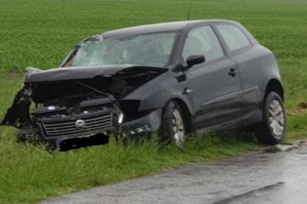 STRAVIČNA SAOBRAĆAJNA NESREĆA NA PUTU ZA KOVIN: Automobil SMRSKAN u sudaru sa traktorom! (FOTO)