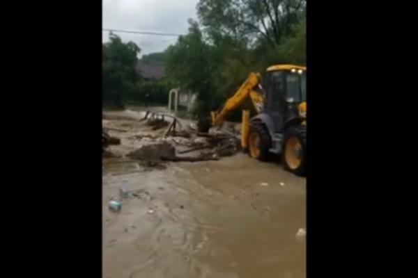 VANREDNO STANJE I U NOVOM PAZARU: Izlile se reke, a za  DECU JE IZDATO VAŽNO UPOZORENJE (VIDEO)