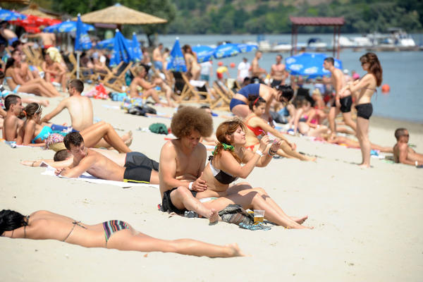 ULAZ 50 DINARA, A LEŽALJKE NE NAPLAĆUJU: Ova čarobna peščana plaža se nalazi na samo 40 minuta od Beograda (FOTO)