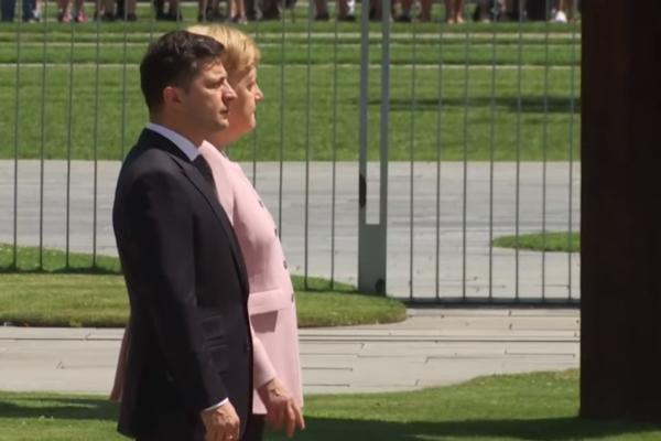 ANGELA MERKEL TEŠKO OBOLELA I TRESE SE KAO PRUT? Snimak nemačke kancelarke kako drhti ZABRINUO JE ceo SVET (VIDEO)