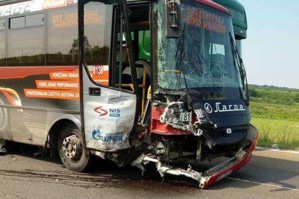 JEZIV SUDAR NA AUTO-PUTU! Bežao od policije, pa se zakucao u "Lastu" punu putnika, IMA POVREĐENIH