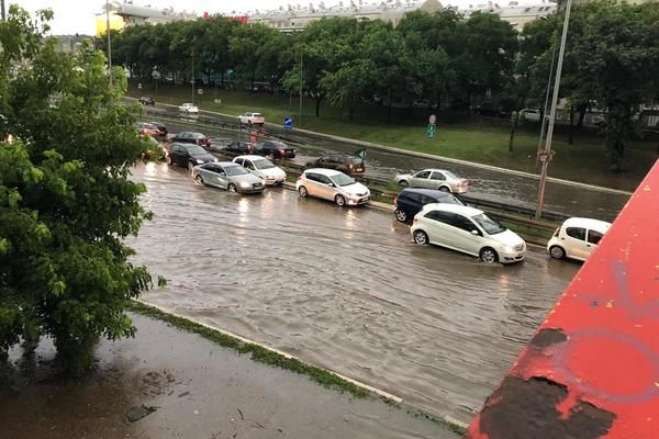 ZATVOREN AUTO-PUT BEOGRAD-ZAGREB! REKA TEČE KOLOVOZOM: Automobili idu kroz vodu (VIDEO)