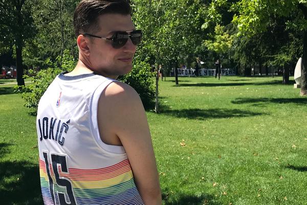 DOŠAO JE NA PARADU PONOSA U DRESU NIKOLE JOKIĆA I ODUŠEVIO JE SVE! Ispozirao nam je i poslao JAKU PORUKU za LGBT