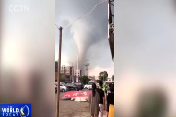 U KINI SE DESIO UŽAS! Tornado rušio sve pred sobom, SIRENE SE NISU SMIRIVALE. Bilo je kao na FILMU (VIDEO)