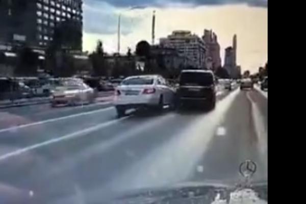 E OVO JE SUDAR TITANA: Vozač mečke uporno se lepuo za auto ispred sebe, NIJE SE BAŠ DOBRO PROVEO (VIDEO)