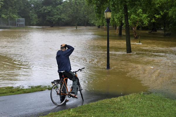 URAGAN PRAVI HAOS U MOSKVI: Narod u panici, poplave na SVUDA, sve pliva!