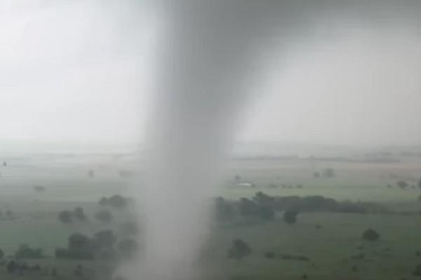 PRIBLIŽAVA SE DŽINOVSKI TORNADO: Bacio prikolicu 120 kilometara, ide ka velikom gradu! (FOTO)