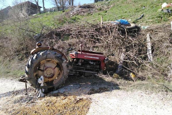 JEZIVA NESREĆA KOD BORA: Traktor se prevrnuo, vozač poginuo na licu mesta!