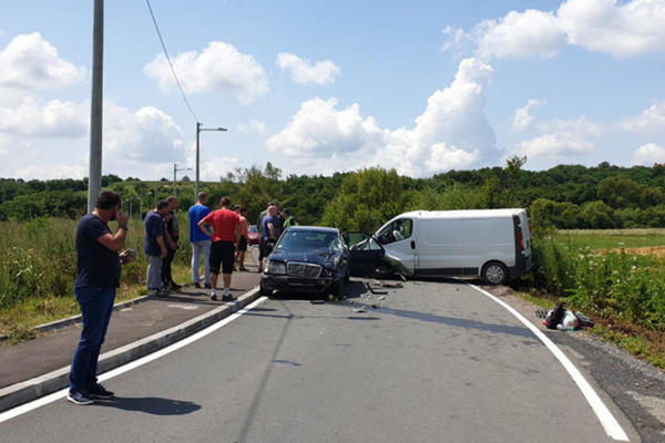 HOROR KOD IKEE! Sudarili se auto i kombi, IMA POVREĐENIH!