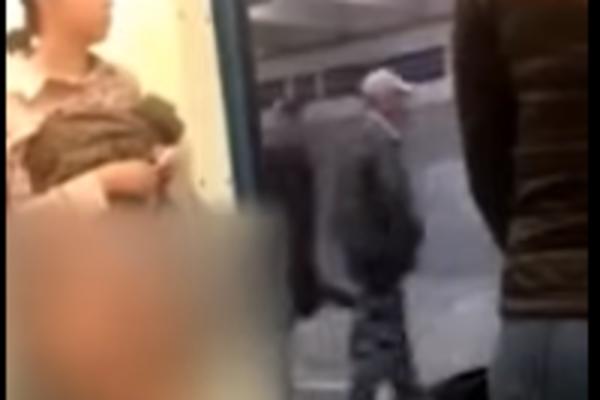 UŠLA U METRO, PODIGLA SUKNJU I SKINULA GAĆICE: Sve to da bi došla do NEČEGA! (VIDEO)