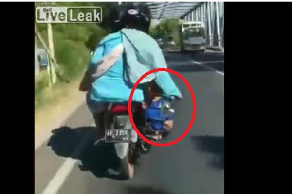 DA LI SU ONI NORMALNI? Par se vozio na motociklu, a mislili su da je dobra ideja da prevezu OVO u korpi (VIDEO)