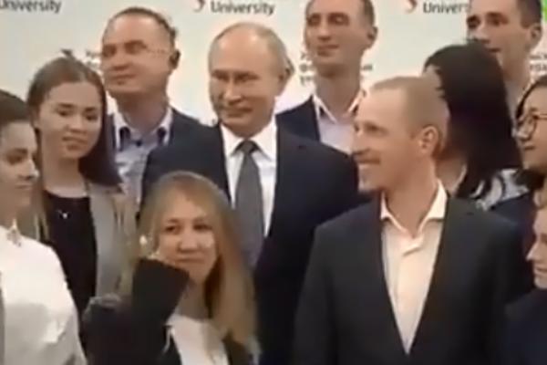 PUTIN SE SLIKAO SA STUDENTIMA, A ONDA JE PRIŠAO JEDAN MLADIĆ: Ostatak priče je LEGENDARAN! (VIDEO)