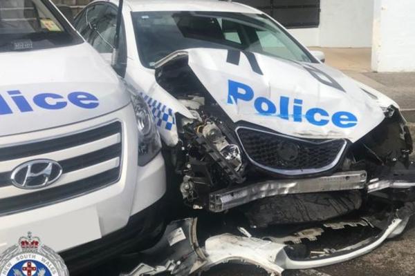 UDARIO U POLICIJSKI AUTO I SLUČAJNO OTKRIO MRAČNU TAJNU: Ono što su pronašli u kombiju će vas šokirati! (FOTO)