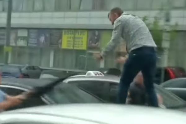 SKOČIO NA AUTOMOBIL BIVŠEG PREDSEDNIKA I POKAZAO MU SREDNJI PRST! Napalo ga obezbeđenje, ali nije se dao! (VIDEO)