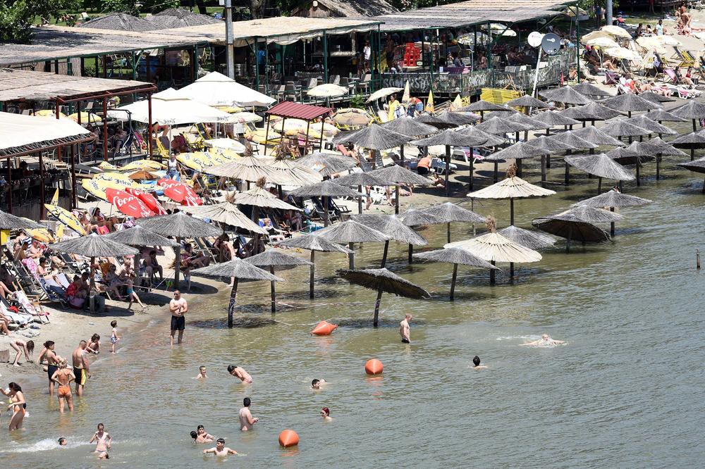 CRNOGORCI IMAJU VAŽNO UPOZORENJE ZA SVE TURISTE: Na plažama se dešava nešto užasno - lopovi koriste TRIK S PEŠKIROM