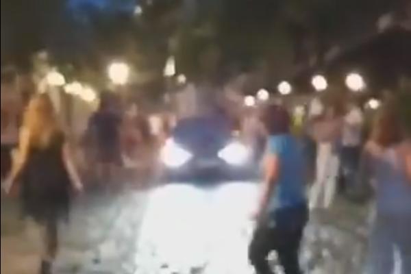 DA LI JE OVO NAJBAHATIJI IDIOT U BEOGRADU? Pred stotinama ljudi piči AUTOM KROZ SKADARLIJU (VIDEO)