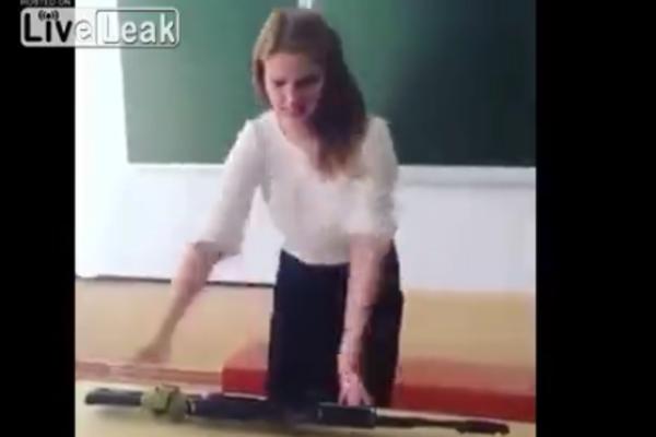 OVA CURA JE SPREMNA ZA UDAJU! Kad vidite šta radi sa KALAŠNJIKOVIM... (VIDEO)