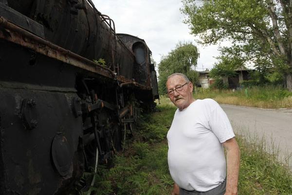 PREPOZNALI GA PO CIPELAMA: Nišlija preminuo od strujnog udara, deda Mirka (89) spržilo 20.000 volti!