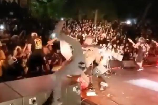 OVAJ GITARISTA JE NEUNIŠTIV! Doživeo je BOLAN PAD na bini, a odmah posle uradio nešto MOĆNO (VIDEO)