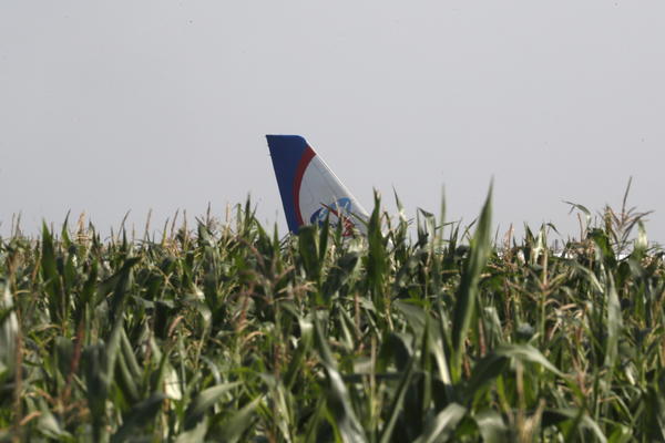 AVION SLETEO U POLJE, PUTNICI JEDVA OSTALI ŽIVI! Sa motorima se desilo nešto ZASTRAŠUJUĆE, povređeno i 9 dece