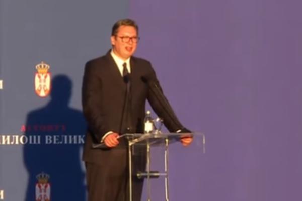 VUČIĆ NA OTVARANJU AUTOPUTA MILOŠ VELIKI: Hrast koji će da zadrži našu DECU U SRBIJI! Gradićemo prugu do Preševa!