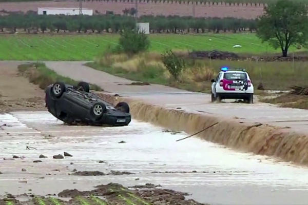 SNAŽNA OLUJA HARA EVROPOM! Jak vetar prevrnuo automobil i ubio dvoje ljudi! Pojavio se i TORNADO (VIDEO)