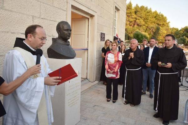 KOLINDA PONOVO ISPALA GLUPA U DRUŠTVU, ČITAV SVET JOJ SE SMEJE! Taman kada pomislimo da nema dalje, ona je opet tu